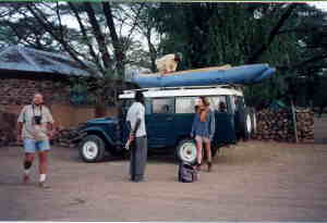 All hands work together to raise the boat on  top of the Land Rover